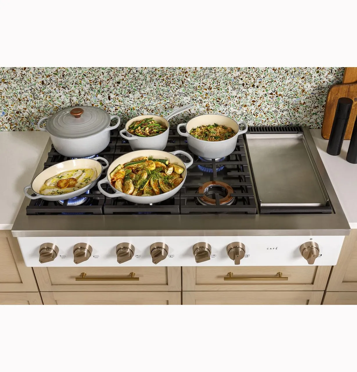 Cafe CGU486P3TD1 Caf(eback)™ 48" Commercial-Style Gas Rangetop with 6 Burners and Integrated Griddle (Natural Gas)